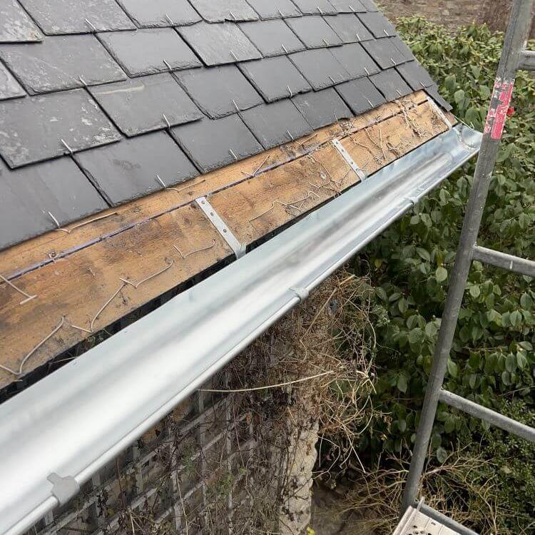 Pose d'une gouttière demi-ronde en zinc