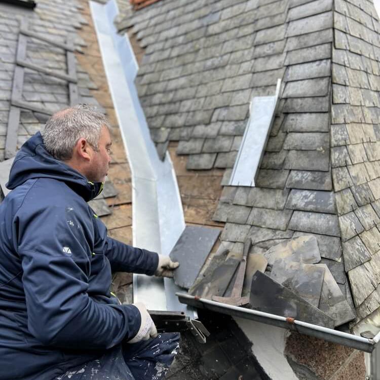 Pose d'un profilage en zinc et réparation du toit