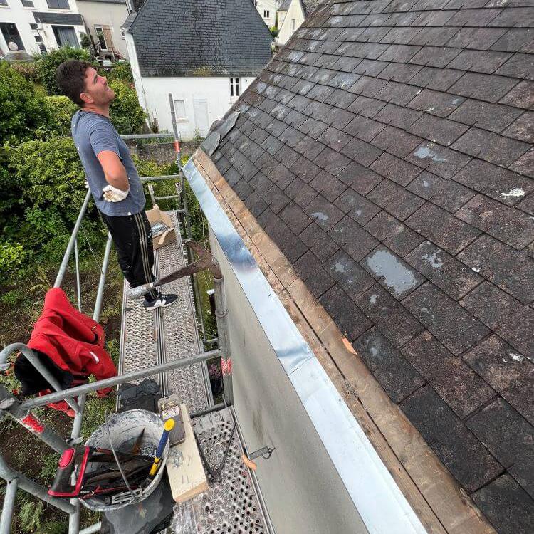 Pose d'une gouttière sur la commune de Quimper (29000)