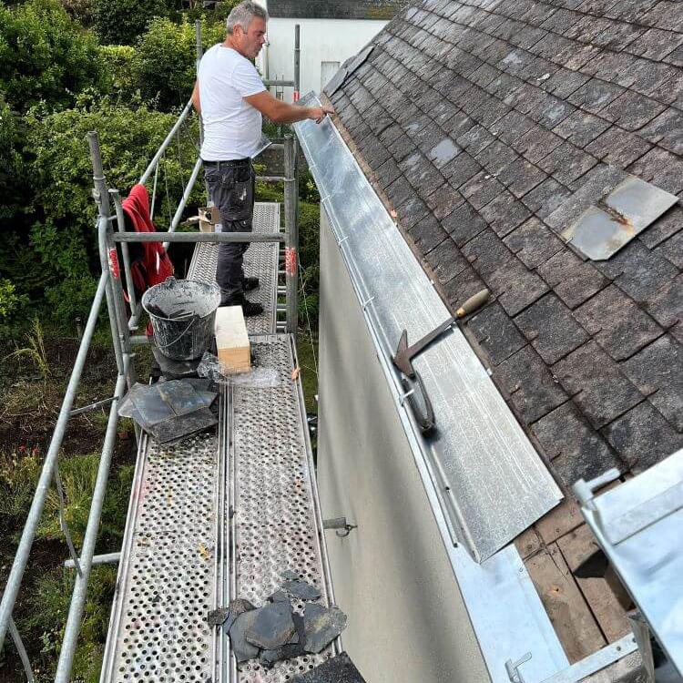 Pose d'une gouttière sur la commune de Quimper (29000)