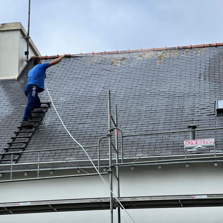 Chantier de nettoyage de toiture à Quimper