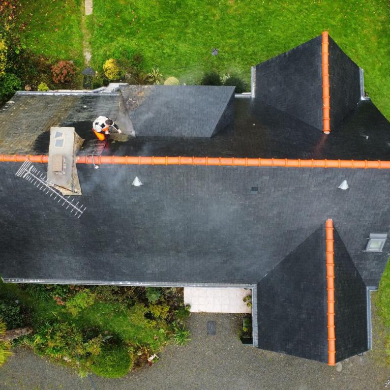 Démoussage d'une toiture à Fouesnant